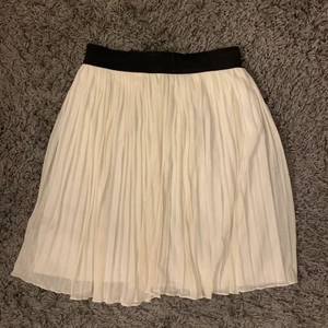 kjol - jättefin somrig splittsad kjol, jättefint skick. 