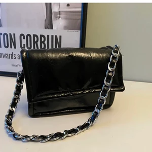 Väska - Säljer denna såå fina väska från byanastasia❤️❤️❤️Säljer pga att jag aldrig använder och kan då lika gärna sälja💕Köp direkt för 150kr!