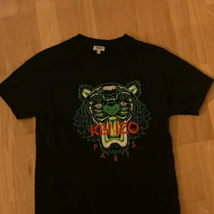Kenzo T-shirt  - Säljer min svarta Kenzo T-shirt med tigern på bröstet  i storlek S, den är i bra skicka knappt använd, nypris 1050kr, vill ni ha fler bilder eller är det något du undrar över är det bara att höra av sig☺️