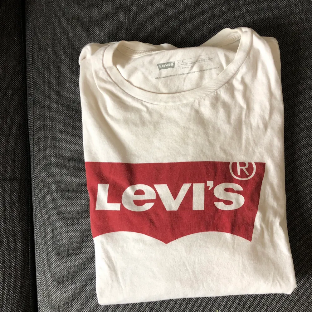 Snygg basic levi’s T-shirt . T-shirts.