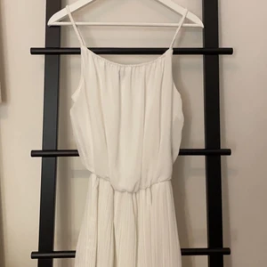 Klänning - Jättefin klänning som passar till ex skolavslutning, student, sommarfester mm. Har inga skador och använts endast en gång på en skolavslutning:) 