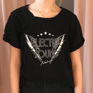 Svart tshirt med tryck ”ELECTRIC SOUND” från H&M divided stl M