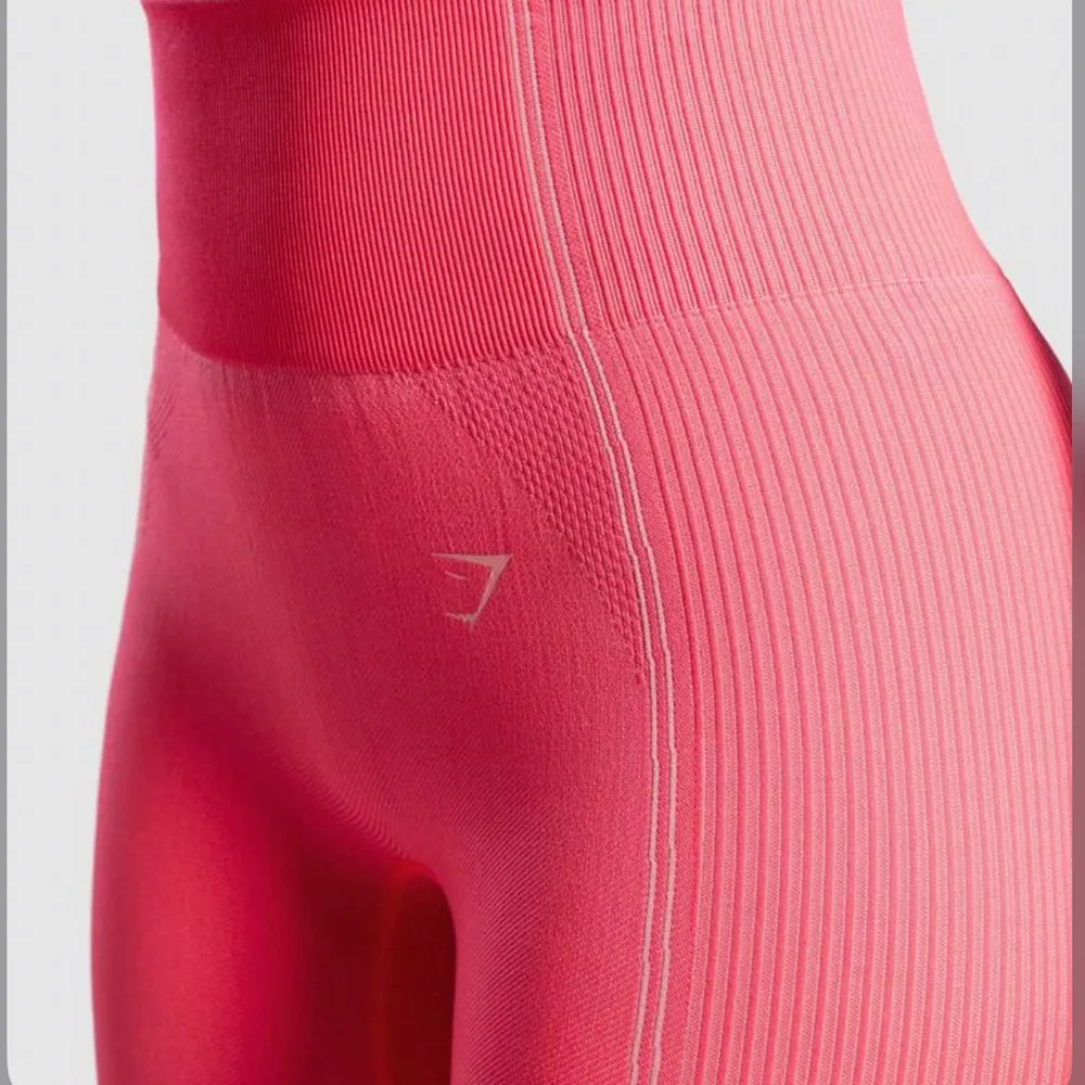 Gymshark ultra seamless leggings pink 💓 Storlek S. Helt nya med lappar kvar!! Slut på hemsidan. Nypris 600kr.. Jeans & Byxor.