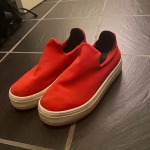 Skor - Röda slip on skor med hög sula, använda ca 3ggr! Orginalpris 600kr, Priset kan diskuteras nedåt vid snabb affär, kontakta för mer info. Fraktar spårbart!🥰