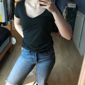 Mörkgrå t -shirt - Använd en gång, köpt 2021, prima skick, v -Neck 