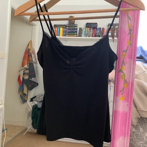 Superfint svart linne - Svart linne i fantastiskt material. Superfin V-ringning 