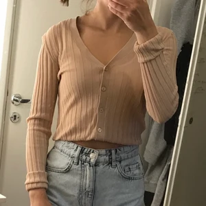 Kofta - Fin och somrig kofta ifrån Bikbok i storlek XS. smutsrosa i färgen. Endast använd ett fåtal gånger. Köparen står för frakten 🤍