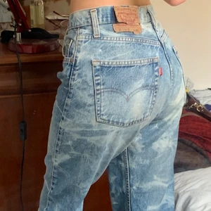 Levi’s jeans tie dye  - Levi’s jeans 501 köpta på Beyond Retro som är använda ett fåtal gånger. De är 32 x 36 behöver vikas upp (jag är 1.75). Tagen där bak är skadad men annars är de intakta. 