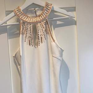 Superfin creme vit klänning med strassdetaljer i strl S. 