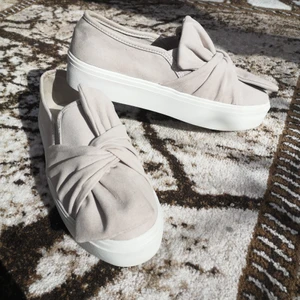 40  - Säljer dessa helt oanvända skor från Nelly i strl 40. Hör gärna av dig om du har frågor. 