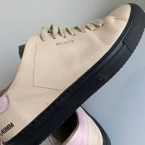 Axel arigato sneakers  - Axel arigato sneakers, nypris ca 2000kr! Dem har märken som indikerar på användning (därav det låga priset) men inget som syns på långt håll och det är ett väldigt bra märke och därmed bra kvalite! Storlek 39,  betalning via swish och köpare står för frakten💚💞💛🌈💜💘