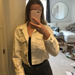 Vit jeansjacka BIKBOK - Vit jeansjacka från BIKBOK i storlek XS. I använt skick, men fortfarande fin ✨