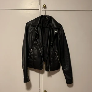 Skinnjacka - Skinnjacka (fakeskinn såklart) från HM Divided, Storlek S men kanske svagt liten i storlek, ( funkar dock på mig som är S). Bra skick.