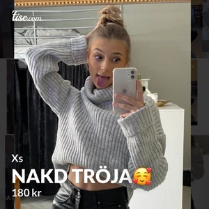 NAKD stickad polo tröja🥰 - Jäääättefin stickad tröja från NAKD. Har tröjan i beige och grå. Använt den gråa tröjan 2 gånger annars aldrig använt tröjorna utan bara hängt i garderoben. Sitter perfekt på mig. Har bilder hur tröjan normalt ser ut men också hur jag skulle vikt in tröjan. Köparen står för frakt om man inte möts upp!🥰