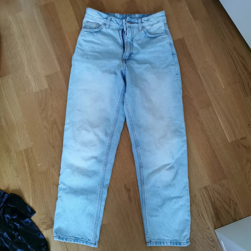 Jeans från monki i modellen Taiki. Waist 24. Knappt använda. Ord pris 400 (säljs fortfarande) . Jeans & Byxor.