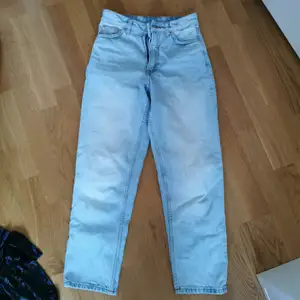 Jeans från monki i modellen Taiki. Waist 24. Knappt använda. Ord pris 400 (säljs fortfarande) 