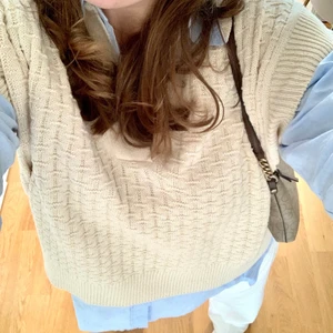 Stickad väst  - Suuuper fin stickad beige väst från Zara. Använd 1 gång !! Nypris 399!! Bud börja på 150kr !! 