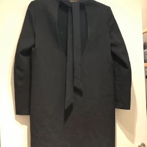 Svart klänning från Zara  - Första bilden visar ryggen, andra bilden visar framsidan! Skön passform, räcker till mitten på låren på mig (167 cm). Fint skick! Storlek L men sitter snyggt  loose på en M 