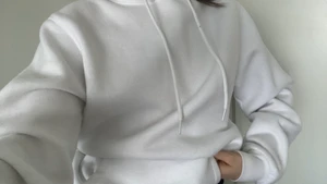 Vit hoodie  - Vit hoodie från hm. Bra skick, fri från fläckar och andra defekter🤍 klicka på bilden för att se bättre🐻‍❄️ Frakt tillkommer (66kr) 