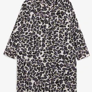 Monki oversized shirt klänninh - Super fräsch klänning av Monki, strlk XS men passar tom en M. Multiförgad med fickor ♥️