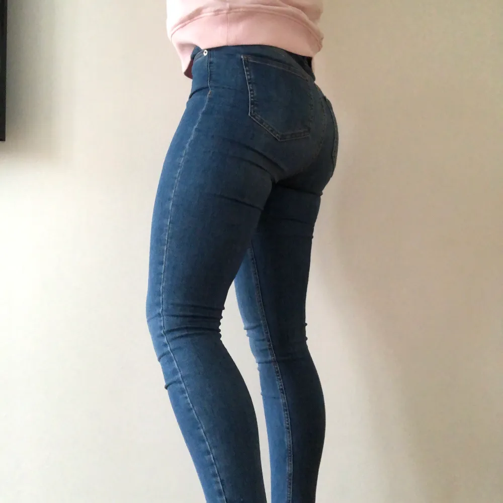 Ett par jeans som är använda ett fåtal gånger. Säljer för att de är för stora för mig. . Jeans & Byxor.