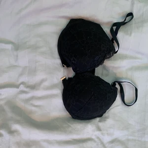 BH - Samma bh som den röda fast i svart! öppnas också där framme💕💕💕 mycket Push up!