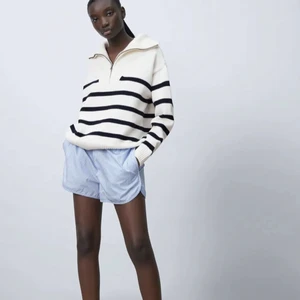 Stickad tjocktröja med dragkedja från zara. - Jätte fin tröja från zara som bara är använd 2 gånger. Storlek M. Nypris på zara är 399kr och jag säljer för 250kr vid snabb affär kan jag sänka priset. 