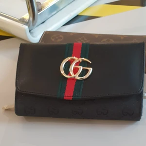 Guess PLÅNBOK  - Söt, sexig treding vintage utsåld Guess PLÅNBOK. I mycket bra skick och passar med fler såker eftersom den finns mycket plaster inne.finns fler bilder och bud I kommenterna 