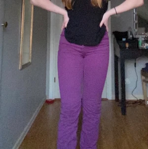 såå coola lila byxor  - super coola lila byxor i ett sammets liknande material🤎 2000s stil🤍 från lindex i storlek 164 men passar xs❣️ priset är diskuterbart vid snabb affär :)