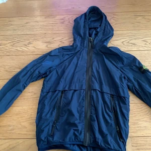 Stone Island Jacka - Säljer min Stone Island vår jacka eftersom jag aldrig använder den. Pris kan diskuteras. Passar som XS