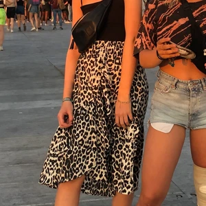 Leopard kjol - Säljer denna fina kjol i leopard mönster, materialet är typ silkes/satin💕💕 Fint skick, storlek xs/s.