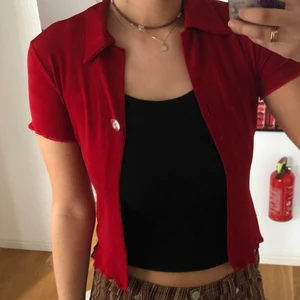 Röd kofta topp - Söt kortärmad topp som är snygg att både stänga och ha öppen. Köpt på humana och i bra skick! 🌺💓