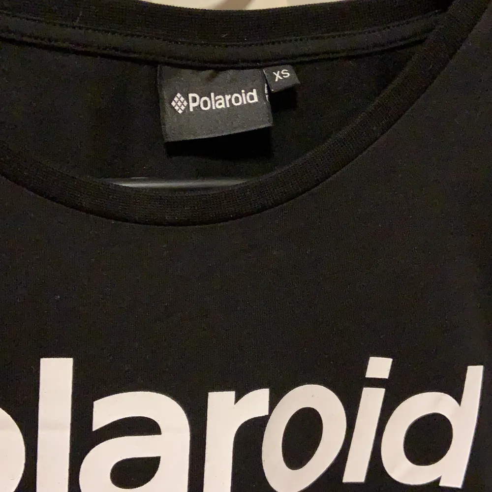 Supersnygg tröja från märket Polaroid. Säljer då jag tyvärr inte kan ha den. Aldrig använd.. T-shirts.