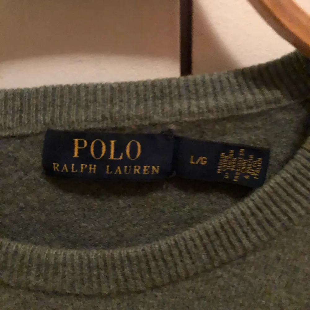 En fin och skön Ralph Lauren tröja i kashmir! Jävligt skön! Har krympt en del i tvätten så den är för kort för mig (192cm). Därav säljs den! Funkar för både tjejer och killar, sitter typ som en tight M eller S!. Tröjor & Koftor.