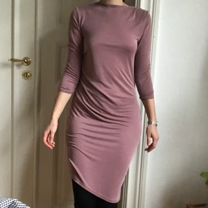 Rosa klänning från Topshop strl 38 - Klänning från Topshop i dov rosa/lila färg. Materialet är modal. Jag brukar ha S och den är för stor till mig upptill, så tror 36/38 stämmer bra storleksmässigt. Jag är 168 cm som referens för bilderna :) inget att anmärka på skicket, sparsamt använd.