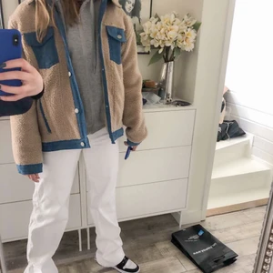 Teddy jacka  - Super cool Teddy jacka med jeans detaljer från Cubus!! Perfekt nu inför våren men funkar även när det är lite kallare väder 😁 Är en jacka som kan göra en outfit hel!! Även knappt använd så har inga skador och är i väldigt bra skick. 