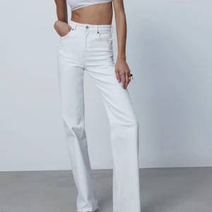 Vita jeans  - Ett par vita jeans köpta på zara för ungefär ett år sedan, knappt använda sedna dess! Perfekta nu när det börjar bli varmare och ljusare ute! 💕 Jag är 169! 