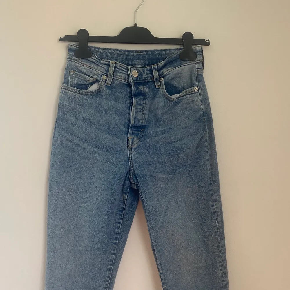 Jeans från HM i storlek 36. Modellen är momjeans . Jeans & Byxor.