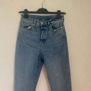 Jeans från HM i storlek 36. Modellen är momjeans 