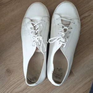 Vita skor strl 37/38 - Stora i storleken så skulle säga att de funkar även t 38or! I använt skick (se bild 2) men klarar många mil till! 