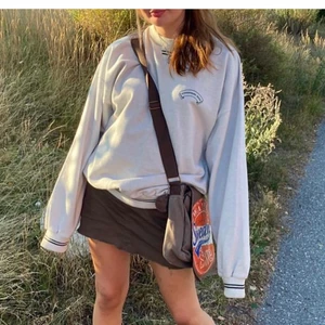 Tröja & väska  - Säljer väskan & tröjan!<3 frakt: 66 kr.                                          Tröjan - 100kr.       Väskan: 60kr 