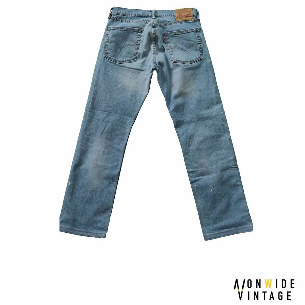 Light blue vintage jeans. Vit färgstänk som gör byxorna fetare. 31/32. 78cm Midja 98cm Längd 20cm benöppning. Jeans & Byxor.