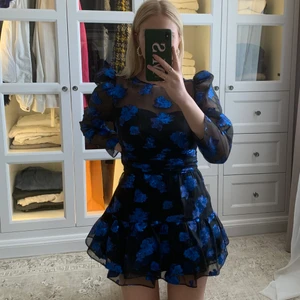 Superfin & speciell klänning i organza 💙 - Älskar denna klänningen men känner att den behöver få mer kärlek än vad den får av mig💙 Storlek L men passar perfekt på mig som är S. Klänningen är i organza med blåa detaljer i metallic. Använd endast 2 gånger, superfint skick. Budgivning vid flera intresserade. Frakt tillkommer på 66kr 🤍