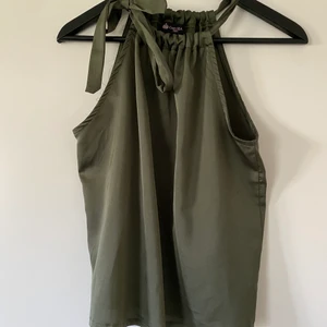 Halterneck topp - En grön halterneck topp. Storlek S. Köparen står för frakten.