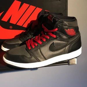 Air jordan 1 retro high black satin gym red⬛️🟥  - Cond 8 saknar tyvärr rött respektive svart snöre Bin:900 OBS köpare står för fraktkostnaden 