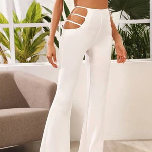 Populära ”I am gia” cutout byxor  - Säljer dessa då det var alldeles för långa för mig.(jag är 150cm) Ääälskar modellen, slutsålda överallt! Dragkedja ibak, skönt material✨ Första bilden är från hemsidan jag beställt dom från