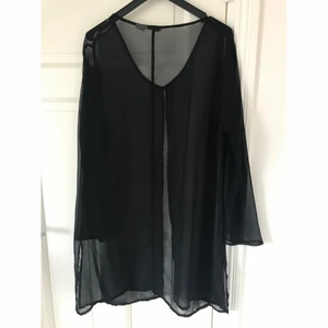 Semi-transparent svart 90s over coat blus kimono strl S/M - Snygg Semi-transparent svart vintage 90-tals over coat / blus / kimono som passar till precis allt, Över klänningar till fest och till vardags, strl S/M. Köpt i vintage butik i Sydney.🖤 Jag lägger upp nytt då och då, Följ mig gärna för kommande annonser 