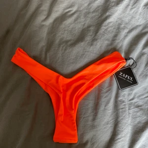 Bikini underdel - En SUPERSNYGG bikini underdel som endast är testad med underkläder på! Säljer då jag tycker att den va liiite för tajt för mig!😩💓💓