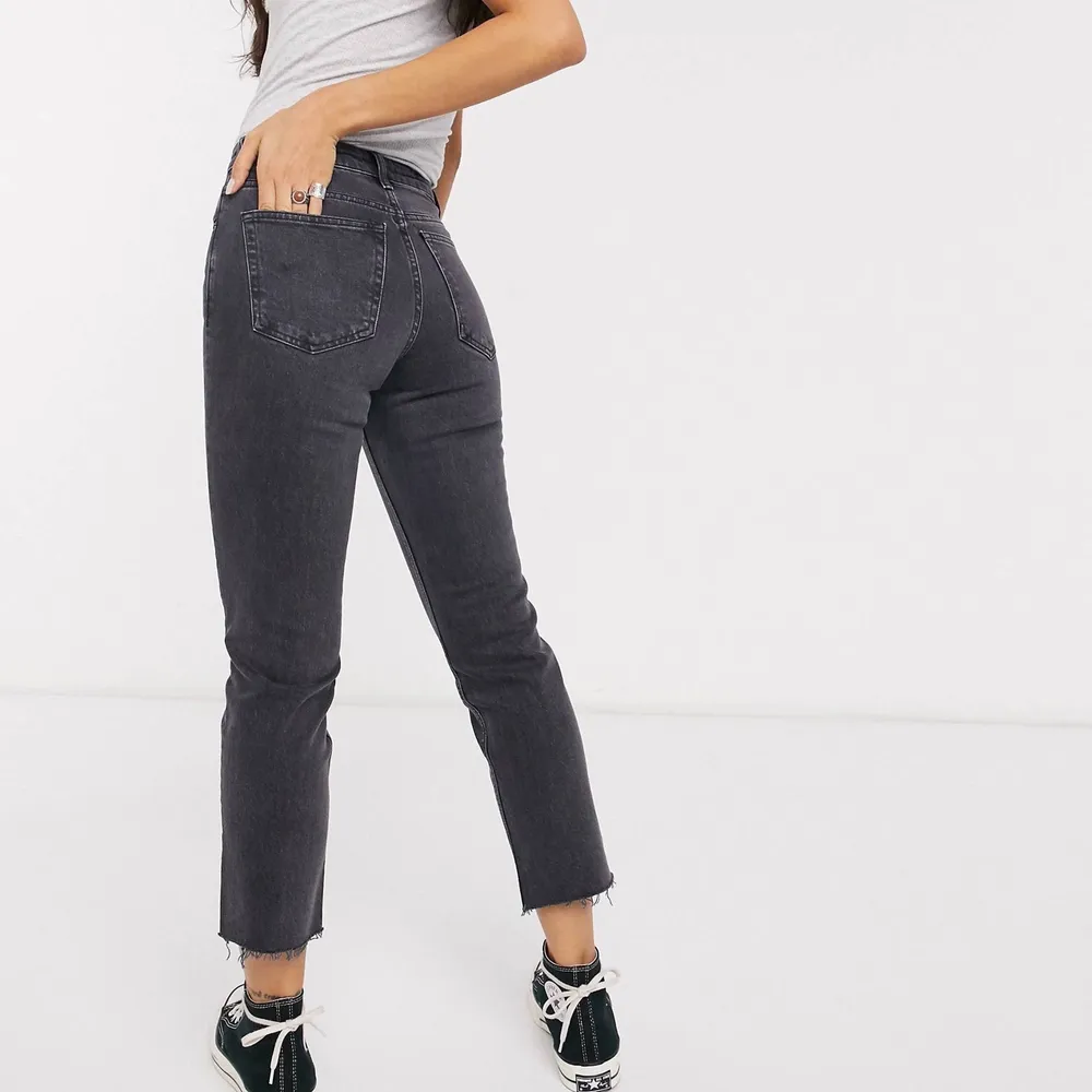 Tvättad svart/mörkgrå straight leg jeans från Topshop. Hög midja. I använt men bra skick! Sista två bilderna är mina egna. Jag är 171cm och jeansen passar upp till den längden och kortare. Storlek W28 men passar även mindre storlekar ifall man vill ha dom lite lösare och mer baggy fit.. Jeans & Byxor.