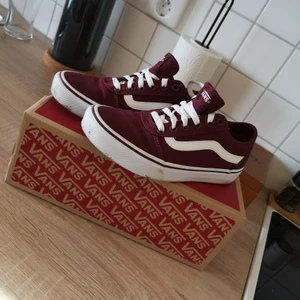 Vans, 36,5 - Använda ca 3 gånger men tyvärr för stora för mig... Stolrke 36,5 med innermått 23,0 cm. Lite smutsiga men kan tvättas bort innan köp om man vill! 
